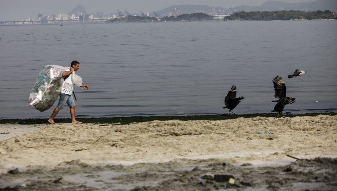 Brezilya’daki Guanabara Körfezi’ne dökülen çöpler, canlı yaşamını tehdit ediyor