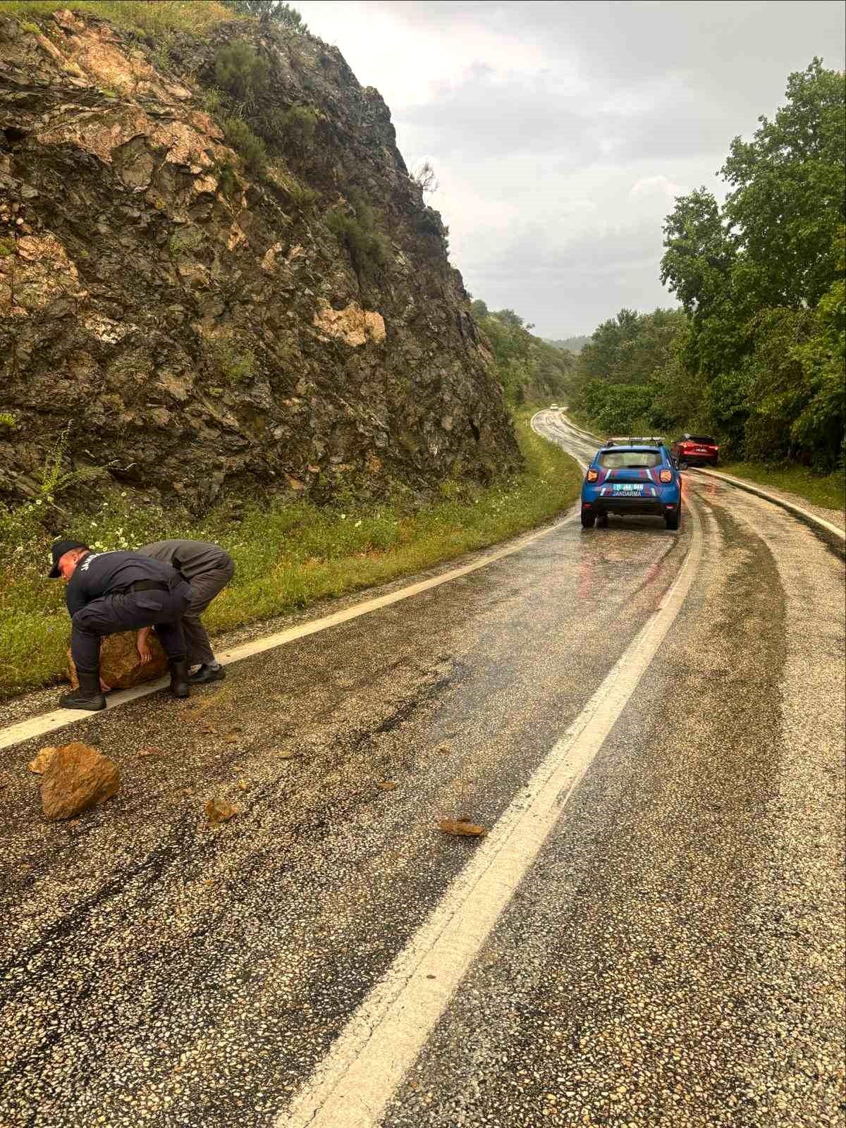 Aşırı yağış sonrası kayalar yola düştü