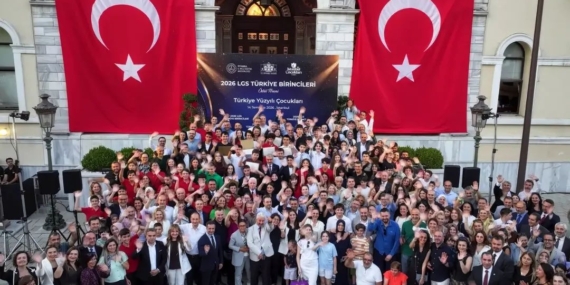 LGS'de Türkiye Öğrencilerini İstanbul Valisi Ödüllendirildi.